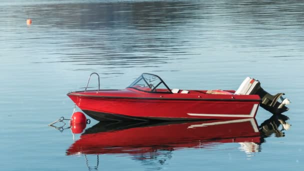 Barco Motor Rojo Agua Con Reflejo — Vídeos de Stock