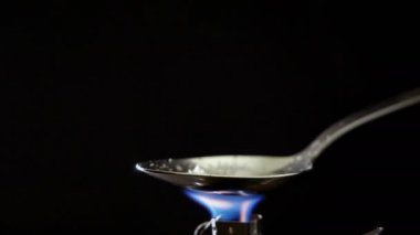 Sinemagraf, ateşte kaşıkta uyuşturucu maddesi hazırlamak.