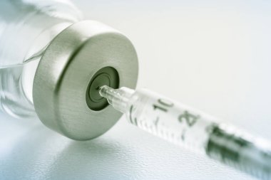 Enjeksiyon için şırınga ve ilaç şişesi, grip aşısı kavramı