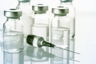 Enjeksiyon için şırınga ve ilaç şişesi, grip aşısı kavramı