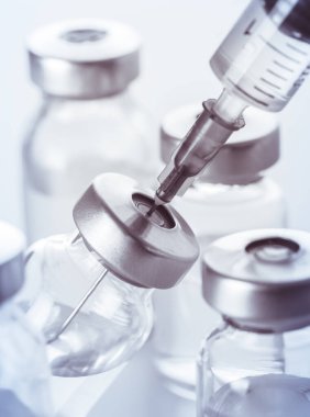 Enjeksiyon için şırınga ve ilaç şişesi, grip aşısı kavramı