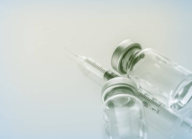 Enjeksiyon için şırınga ve ilaç şişesi, grip aşısı kavramı