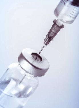 Enjeksiyon için şırınga ve ilaç şişesi, grip aşısı kavramı