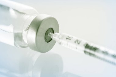 Enjeksiyon için şırınga ve ilaç şişesi, grip aşısı kavramı