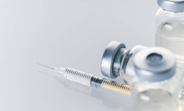 Enjeksiyon için şırınga ve ilaç şişesi, grip aşısı kavramı