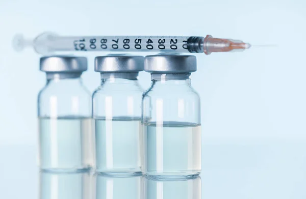 注射用注射器と薬瓶インフルエンザワクチンのコンセプト ロイヤリティフリーのストック写真
