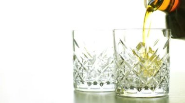 Viski şişeden bardağa doldurulur.