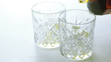 Viski şişeden bardağa doldurulur.