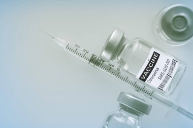 Enjeksiyon için şırınga ve ilaç şişesi, grip aşısı kavramı