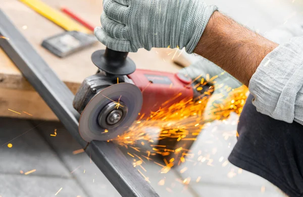 Trabajar Con Una Sierra Circular Cortando Cerca Metal —  Fotos de Stock