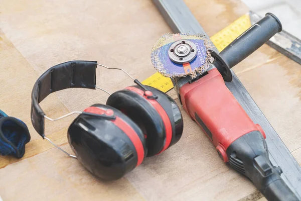 Sierra Circular Con Disco Roto Sobre Mesa Madera — Foto de Stock