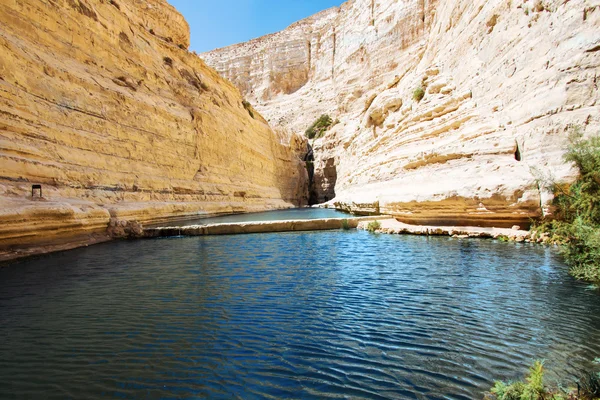 Gölde bir kayalık gorge 