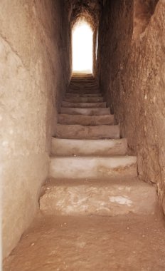 dar bir geçit ile taş merdiven