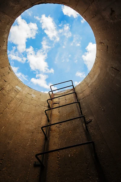 Escada leva Tonel para o céu azul — Fotografia de Stock