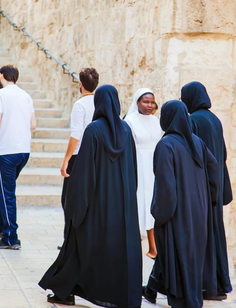 Nonner går ned ad gaden - Stock-foto