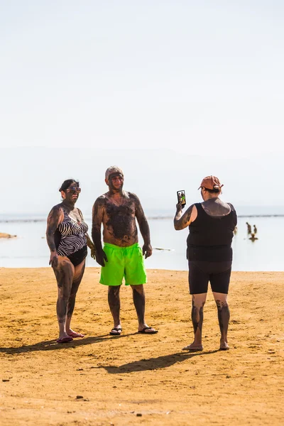 Touristen am Ufer des Toten Meeres — Stockfoto