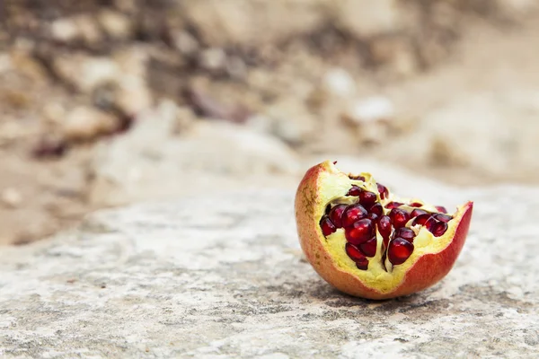 Zralá šťavnatá granátového jablka — Stock fotografie