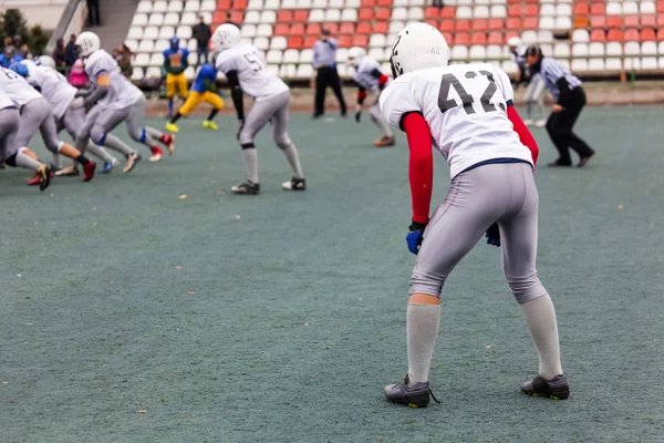 Jugador de fútbol americano de pie — Foto de Stock