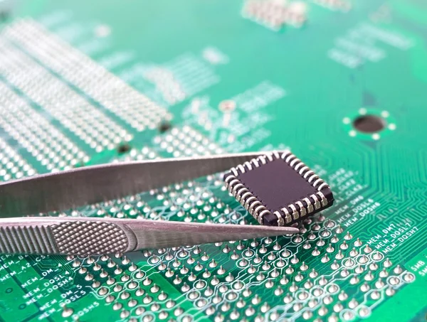 Microchip in the tweezers — Stock Photo, Image