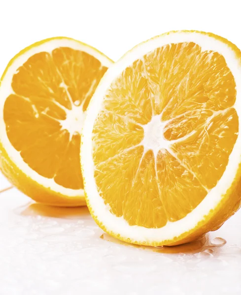 Dwa kawałki pomarańczy — Zdjęcie stockowe