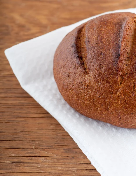 Pyszny chleb czarny, leżącego na ręcznik — Zdjęcie stockowe