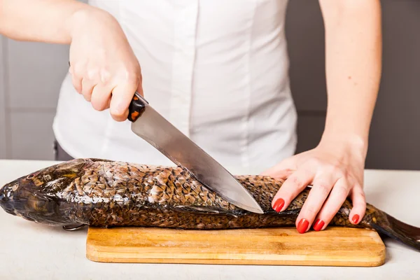 Kocken kökskniv skära fisken — Stockfoto