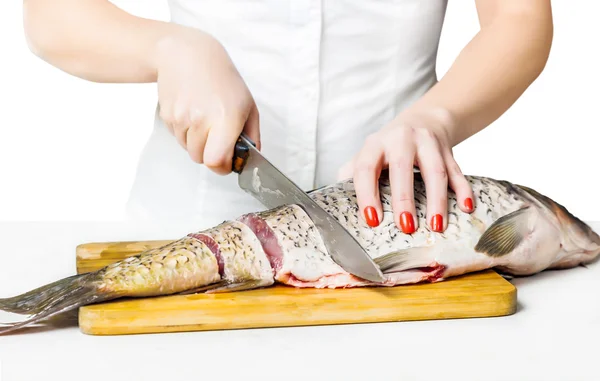 Mulher cozinheiro cortar peixe — Fotografia de Stock