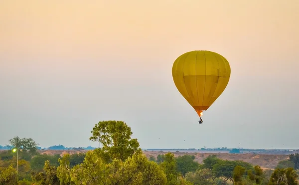 Büyük sarı balon uçan — Stok fotoğraf