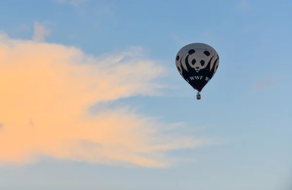 Büyük balon yüksekten uçuyor — Stok fotoğraf