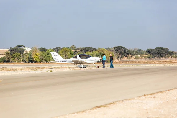 Aeronaves fica no aeroporto — Fotografia de Stock