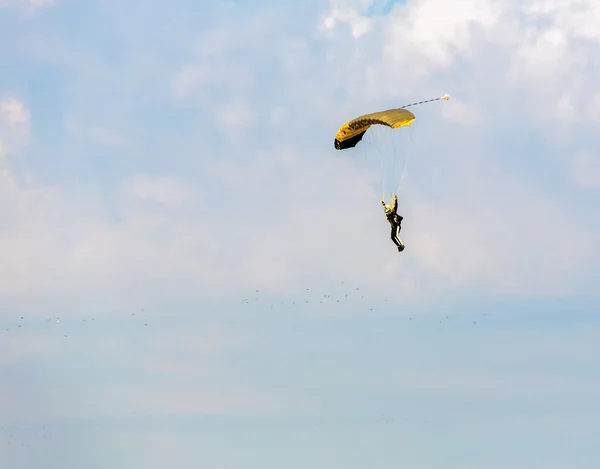 Atleta paracaidista volando — Foto de Stock