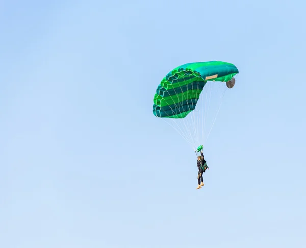 Homem atleta pára-quedista voando — Fotografia de Stock
