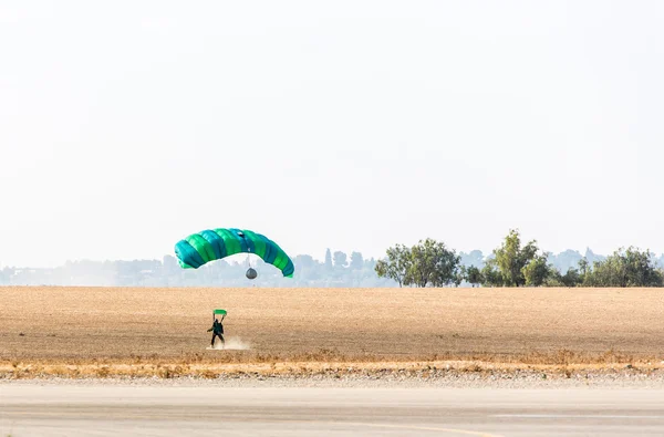 Skydiver landed safely — Stock Photo, Image