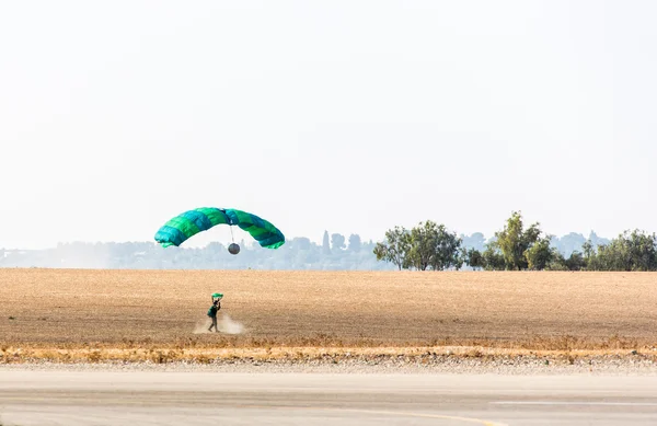 Athlete skydiver landed safely — Stock Photo, Image