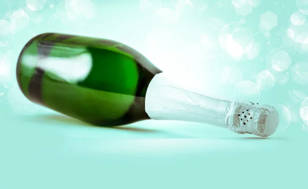 Uma garrafa de champanhe espumante — Fotografia de Stock