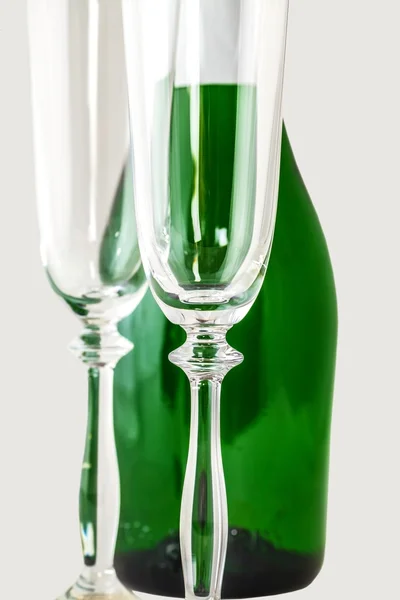 Garrafa de champanhe com dois copos de limpo — Fotografia de Stock