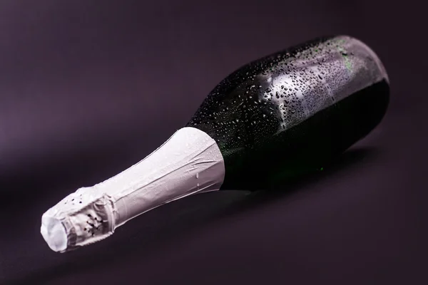 Garrafa de champanhe deitado — Fotografia de Stock