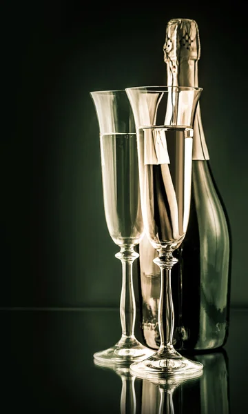 Bottle of champagne with two full glasses — Stock Photo, Image