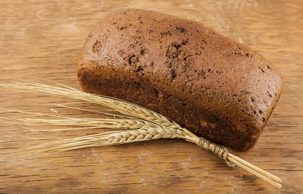 Pane integrale con spighe di grano — Foto Stock