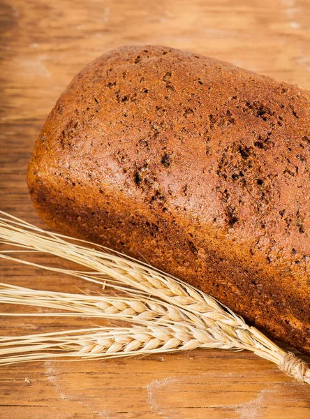 Pan integral con espigas de trigo primer plano —  Fotos de Stock