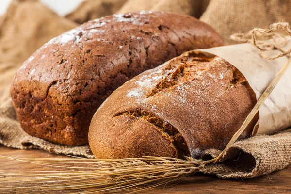 Dos panes con espigas de trigo — Foto de Stock