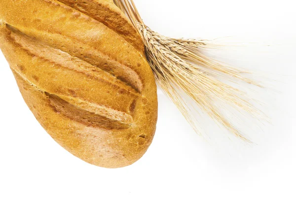 Хлеб с колосьями пшеницы — стоковое фото