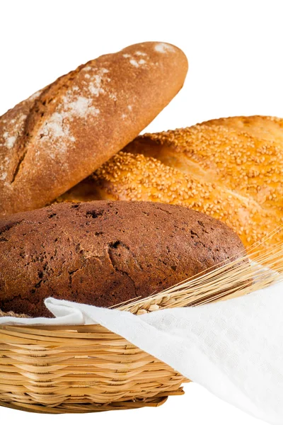 Brot im Korb verschiedene Sorten — Stockfoto