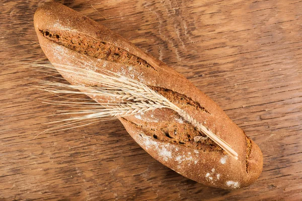 Pan integral con espigas de trigo — Foto de Stock