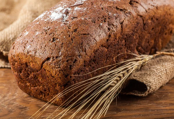 브라운 빵과 밀 근접 촬영의 귀 — 스톡 사진