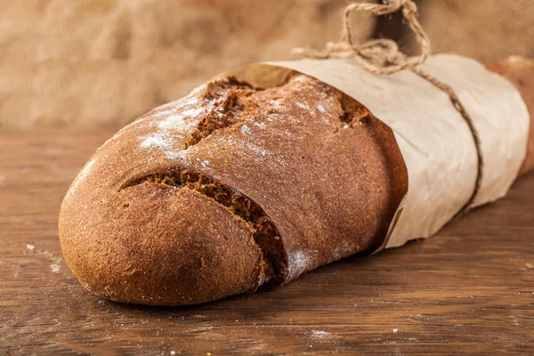 Хлеб, завернутый в бумагу — стоковое фото