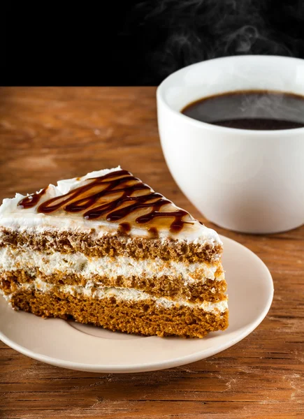 Piece cake on a plate and black coffee — Stock Photo, Image