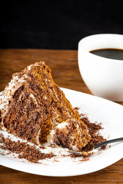 Кусочек шоколадного торта на тарелке с ложкой — стоковое фото