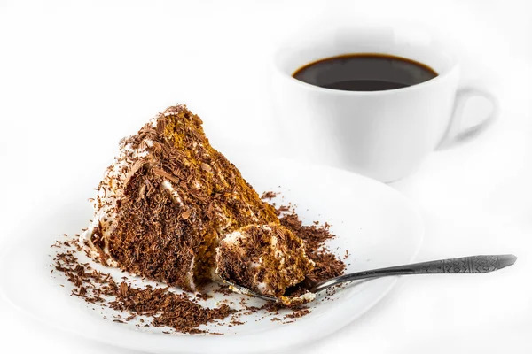 Morceau de gâteau au chocolat sur une assiette et café noir — Photo
