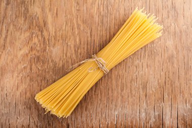 pişmemiş spagetti ile bir ip bağladılar 